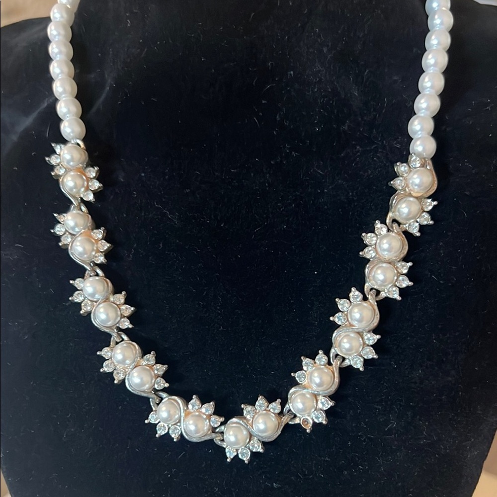 Elegant Pearl and Crystal Necklace